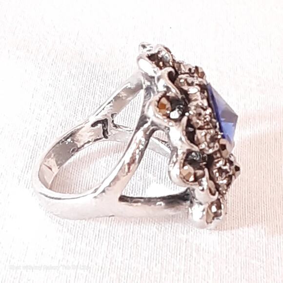 Large Cocktail Ring Central Blue Stone Surrounding Black Rhinestones - Picture 4 of 7